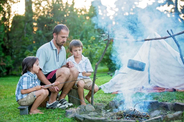 Otec a dva synové, kempování v lese, léto — Stock fotografie
