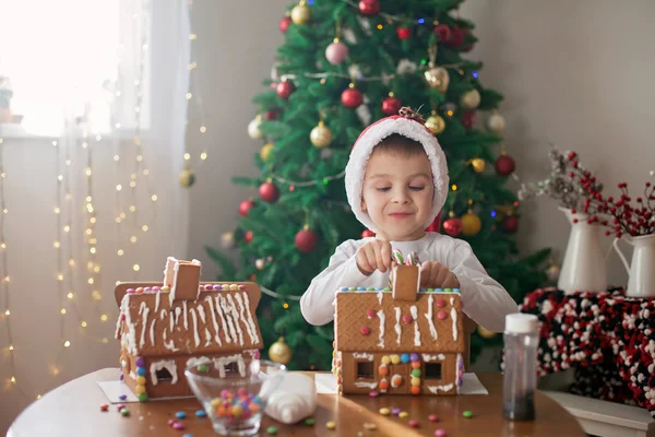 Lindo niño, haciendo galletas de jengibre casa para Navidad — Foto de Stock