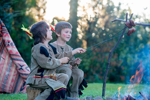 Carino ritratto di ragazzi nativi americani con costumi, giocando fuori — Foto Stock