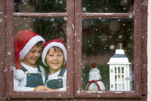S için bekleyen bir pencereden bakarak iki sevimli çocuklar, kardeşler, — Stok fotoğraf