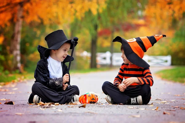 Dwóch chłopców w parku z kostiumy na Halloween — Zdjęcie stockowe