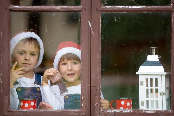 Twee Superleuke jongens, broers, op zoek via een raam, wachten voor S — Stockfoto