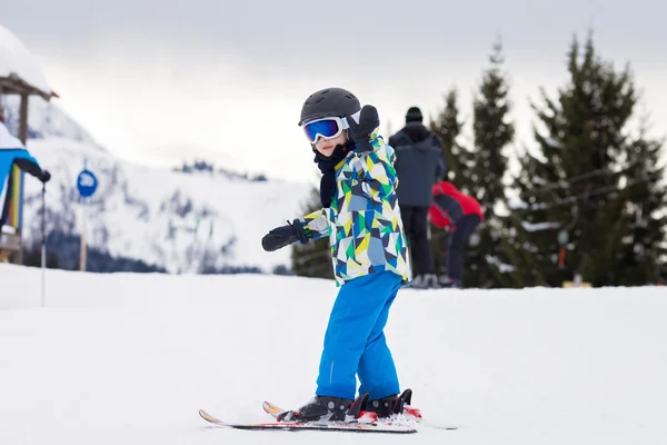 Bambino piccolo, sciare sulla pista da neve in località sciistica in Austria — Foto Stock