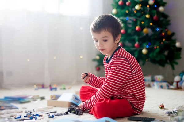 Два милых мальчика, открывают подарки на Рождество — стоковое фото