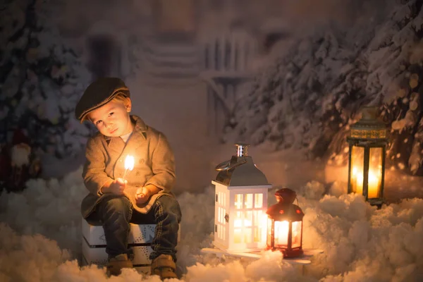 Petit Garçon Regardant Flamme Match Assis Dans Neige Extérieur — Photo