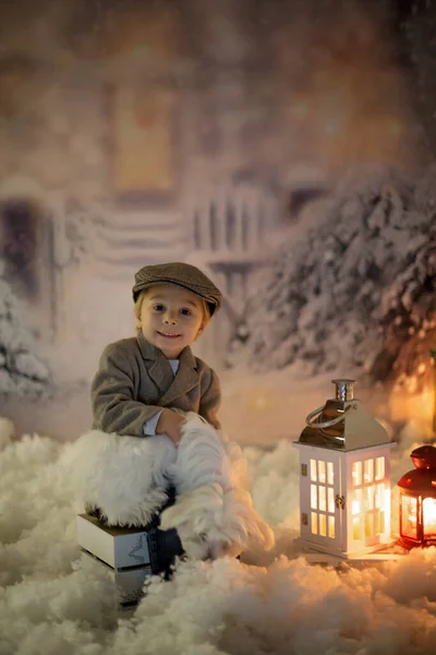 雪の中屋外に座って炎を見ている男の子 — ストック写真