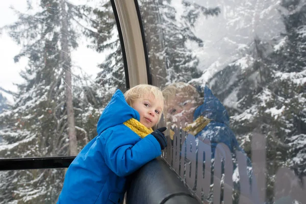 Peuter Kind Bergen Kabelbaan Buiten Kijken Door Het Glas — Stockfoto