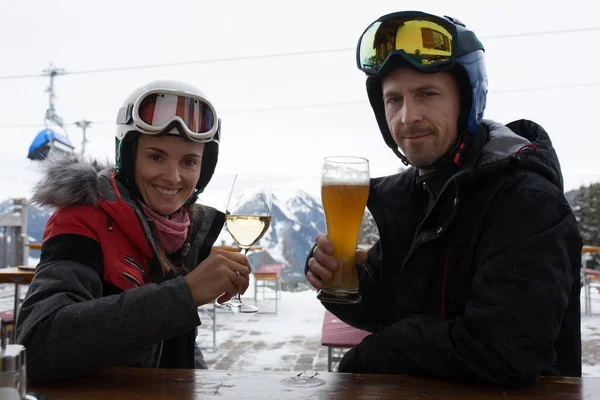 Vrouw Man Man Vrouw Bier Wijn Drinken Een Restaurant Een — Stockfoto