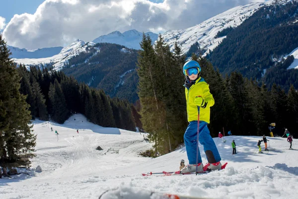 Kind Skiën Winter Skigebied Een Zonnige Dag Genieten Van Het — Stockfoto