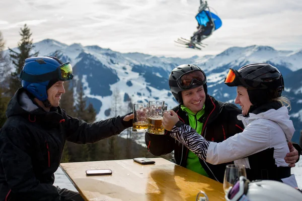Familie Skifahren Winterskigebiet Einem Sonnigen Tag Landschaft Genießen — Stockfoto