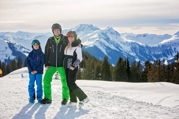 Οικογένεια Σκι Στο Χειμερινό Χιονοδρομικό Κέντρο Μια Ηλιόλουστη Μέρα Απολαμβάνοντας — Φωτογραφία Αρχείου