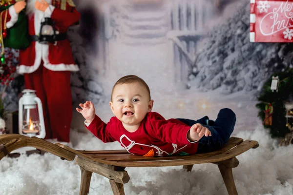 Noel Süsleri Takmış Karda Oynayan Küçük Tatlı Bir Çocuk — Stok fotoğraf