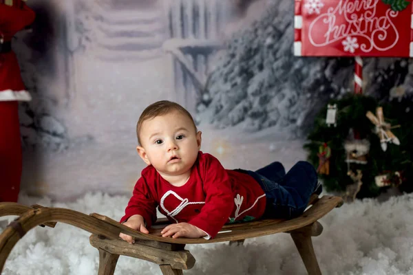 Lieve Kleine Jongen Met Kerst Decoraties Spelen Sneeuw — Stockfoto
