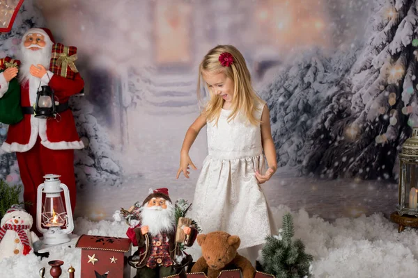 Lief Klein Meisje Met Kerst Decoraties Spelen Sneeuw — Stockfoto