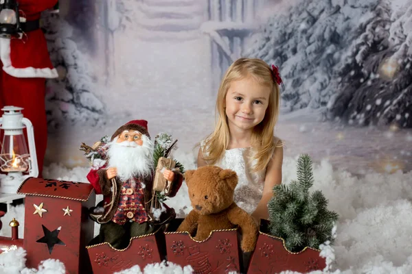 Dolce Bambina Con Decorazioni Natalizie Giocando Nella Neve — Foto Stock