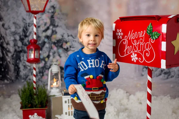 Criança Menino Criança Enviando Carta Para Papai Noel Caixa Correio — Fotografia de Stock