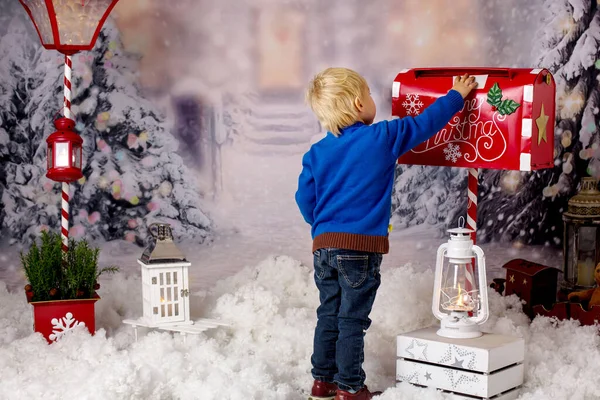 Küçük Bir Çocuk Küçük Bir Çocuk Noel Baba Posta Kutusuyla — Stok fotoğraf