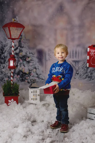 Malé Dítě Batole Chlapec Posílání Dopis Santa Vánoční Poštovní Schránce — Stock fotografie