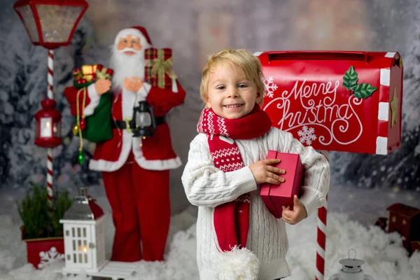 Bambino Piccolo Bambino Bambino Invio Lettera Babbo Natale Nella Cassetta — Foto Stock