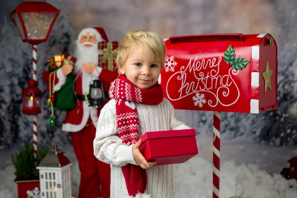 Bambino Piccolo Bambino Bambino Invio Lettera Babbo Natale Nella Cassetta — Foto Stock