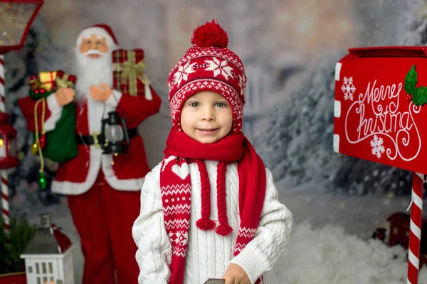 Niño Pequeño Niño Pequeño Enviando Una Carta Papá Noel Buzón — Foto de Stock