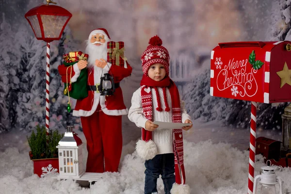 Niño Pequeño Niño Pequeño Enviando Una Carta Papá Noel Buzón — Foto de Stock