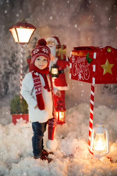 Små Barn Småbarn Pojke Skicka Brev Till Tomten Jul Brevlåda — Stockfoto
