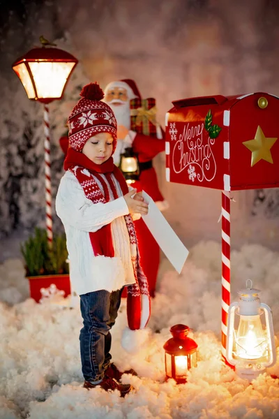 Kleines Kind Kleiner Junge Brief Weihnachtsmann Weihnachtsbriefkasten Weihnachtsdekoration Ihn Herum — Stockfoto