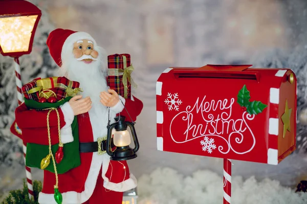 雪の中で屋外サンタクラスとクリスマスのメールボックス 屋外クリスマスの雪のショットでクリスマスの装飾 — ストック写真