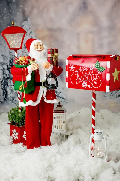 Рождественский Почтовый Ящик Санта Клаусом Улице Снегу Рождественские Украшения Открытом — стоковое фото