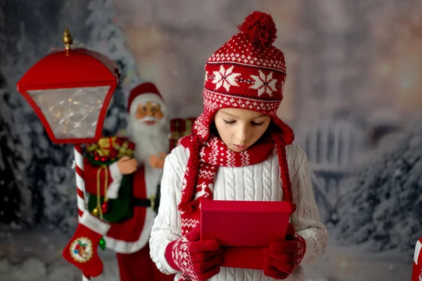 Små Barn Pojke Skicka Brev Till Santa Jul Brevlåda Jul — Stockfoto