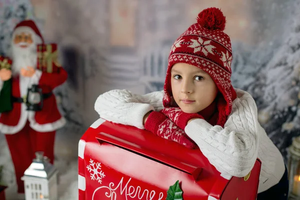 Criança Menino Enviando Carta Para Papai Noel Caixa Correio Natal — Fotografia de Stock