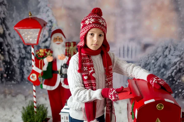 Criança Menino Enviando Carta Para Papai Noel Caixa Correio Natal — Fotografia de Stock