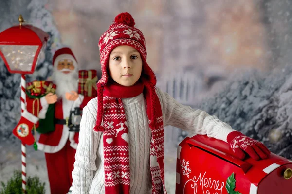 Klein Kind Jongen Brief Sturen Naar Kerstman Kerstbrievenbus Kerstversiering Hem — Stockfoto