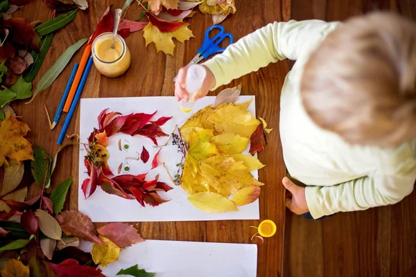 Küçük Sarışın Çocuk Oturma Odasında Yaprakların Kadın Portresini Yapıyor Yaprakları — Stok fotoğraf