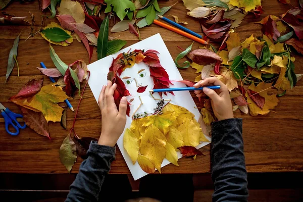 Criança Criando Retrato Mulher Folhas Sala Estar Aplicando Folhas Usando — Fotografia de Stock