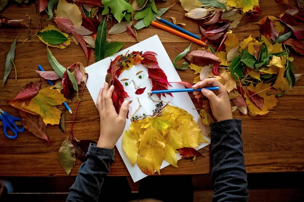 Criança Criando Retrato Mulher Folhas Sala Estar Aplicando Folhas Usando — Fotografia de Stock