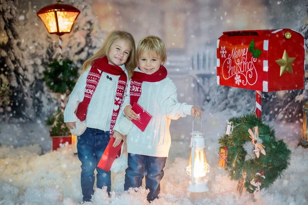 Carino Biondo Bambini Ragazzo Ragazza Fratelli Invio Lettera Natale Babbo — Foto Stock