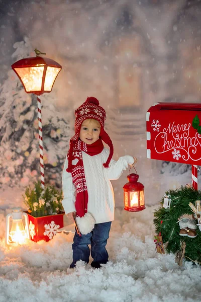 Kleines Kind Kleiner Junge Brief Weihnachtsmann Weihnachtsbriefkasten Weihnachtsdekoration Ihn Herum — Stockfoto