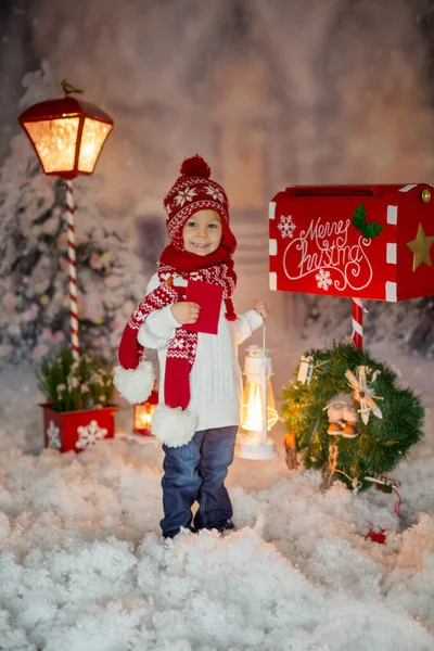 걸음마를 아이는 크리스마스 산타에게 편지를 보내고 크리스마스 장식을 야외에서 — 스톡 사진