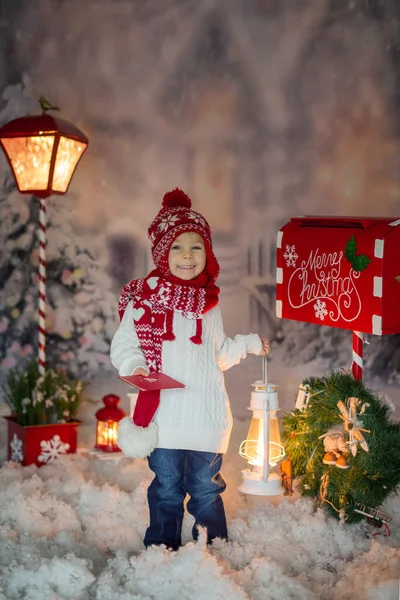 Kleines Kind Kleiner Junge Brief Weihnachtsmann Weihnachtsbriefkasten Weihnachtsdekoration Ihn Herum — Stockfoto