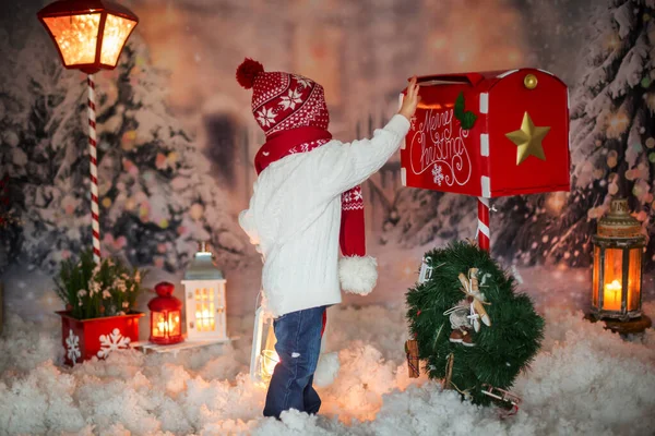 小さな子供 幼児の男の子 クリスマスのメールボックスでサンタに手紙を送る 彼の周りのクリスマスの装飾 屋外の雪のショット — ストック写真