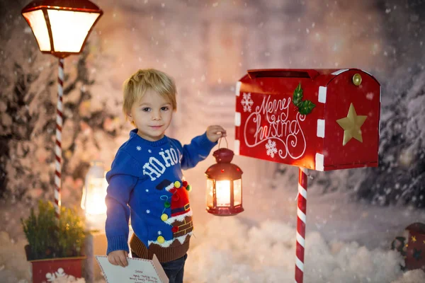 Klein Kind Peuter Jongen Het Verzenden Van Brief Aan Kerstman — Stockfoto