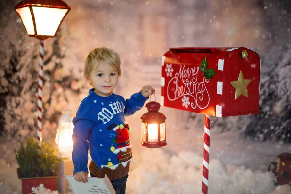 Niño Pequeño Niño Pequeño Enviando Una Carta Papá Noel Buzón — Foto de Stock