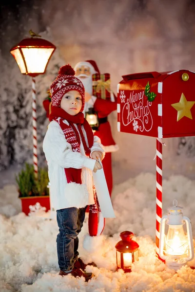 Små Barn Småbarn Pojke Skicka Brev Till Tomten Jul Brevlåda — Stockfoto