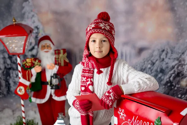 Kleines Kind Junge Brief Weihnachtsmann Weihnachtsbriefkasten Weihnachtsdekoration Ihn Herum Schnee — Stockfoto