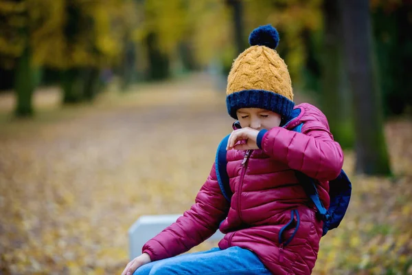 Criança Pré Escolar Menino Espirros Parque Gripe Doença Temporada — Fotografia de Stock