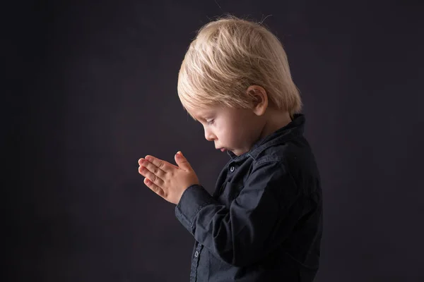Kis Csecsemő Gyermek Fiú Imádkozott Gyermek Imádkozott Elszigetelt Háttér — Stock Fotó