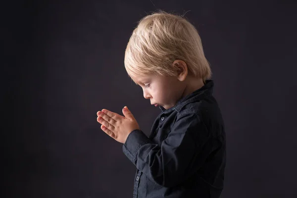 Niño Pequeño Niño Rezando Niño Rezando Fondo Aislado — Foto de Stock