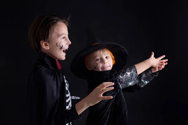 Παιδί Ντυμένο Για Halloween Παίζει Στο Σπίτι Απομονωμένη Εικόνα Μαύρο — Φωτογραφία Αρχείου